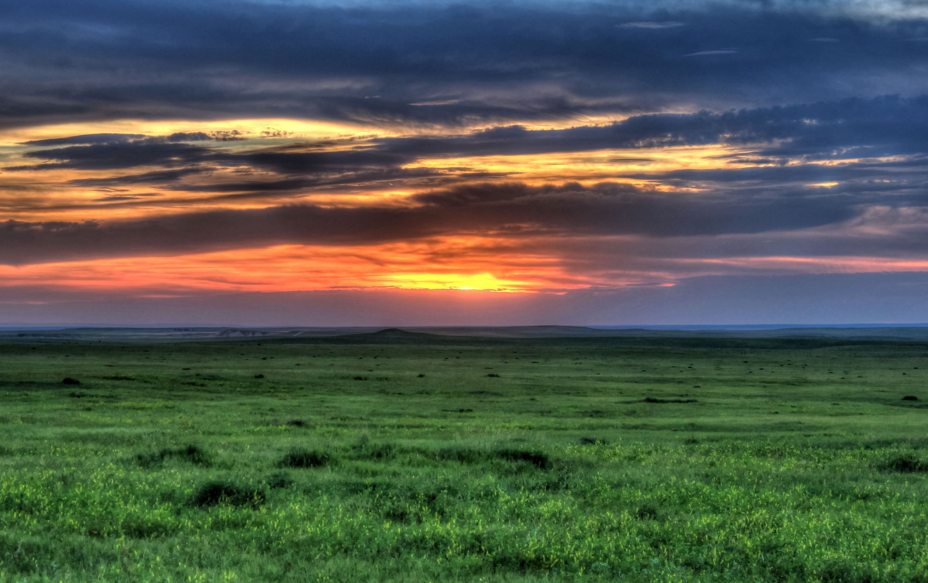 south-dakota-badlands-national-park-sunset-over-the-grassland (1